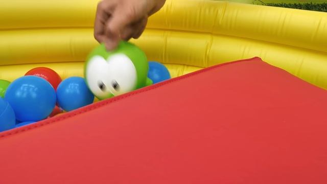 Игры Ам Няма - Ам Ням в бассейне с шариками. смотреть онлайн
