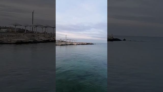 Пляж Ребзик в полный штиль с кристально чистой водой и пляж без водослей