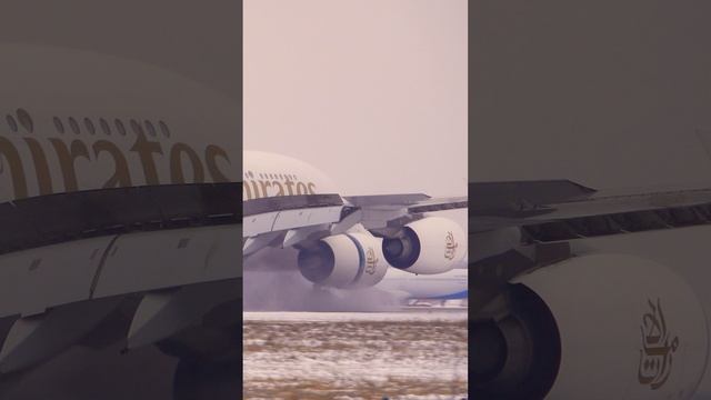 Airbus A380 из горячего Дубая в русскую зиму - бух! Очень крупным планом. #shorts Декабрь, 2022