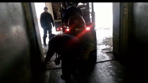 У погрузчика отказало рулевое управление.