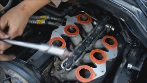 Снятие крышки клапанов и впускного коллектора на Opel Omega Y26SE/ X25XE