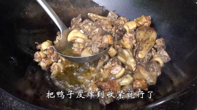 家裡蓋豬圈，老弟抓隻大鴨做“干鍋鴨”，麻辣入味，一桌子人吃嗨了~【鐵鍋視頻】