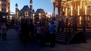 Бесплатные карусели для детей и взрослых у метро Площадь Революции или у Красной площади.