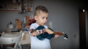 Как научить ребёнка играть на укулеле? Дать ребёнку укулеле.
