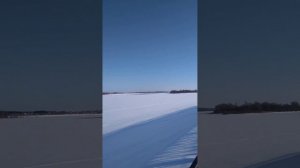 Большая промоина льда на реке Кама. A large gully of ice in the Kama River.