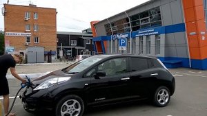 Зарядка электромобиля Ниссан Лиф на станции РусГидро в г.Артёме