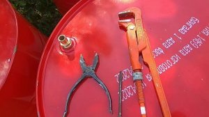 Насос из бочки работает без электричества! 1часть.