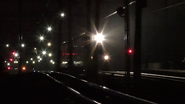 Пасмурным и туманным вечером на железной дороге... смотреть онлайн