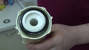 Профилактика и ремонт унитаза, если течет сливной бачок