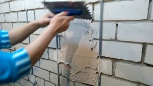 Как девушка штукатурит кирпичную стену. Эксперимент с гипсовой штукатуркой Bergauf Cделай Сам
