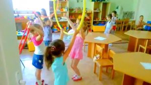 Детский сад будущего... Дети сами придумывают танцы с обручем.