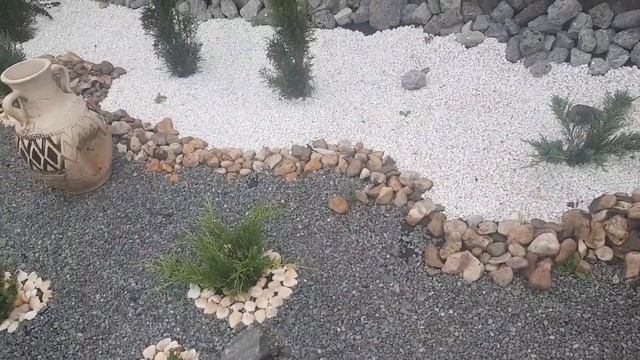 КАК ОФОРМИТЬ КЛУМБУ КРОШКОЙ, И КРАСИВО, И С ПОЛЬЗОЙ..mp4