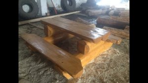 Рубленные столы и лавочки из бревна.