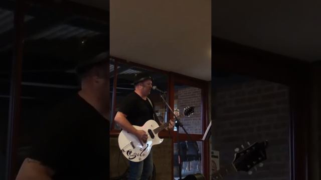 Paul puche try’s out his new white fang epiphone guitar. смотреть онлайн