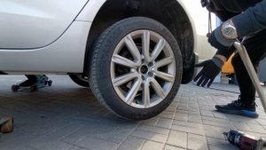 Как правильно снять колеса. Откручиваем "зализанные" болты, гайки и секретки. База знаний. 10 серия