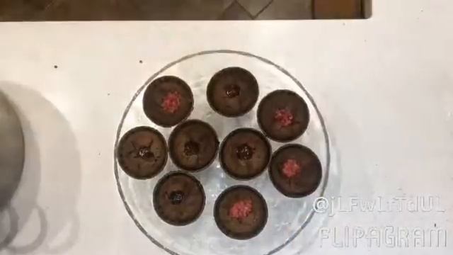 Шоколадные капкейки с шоколадной и малиновой начинкой
