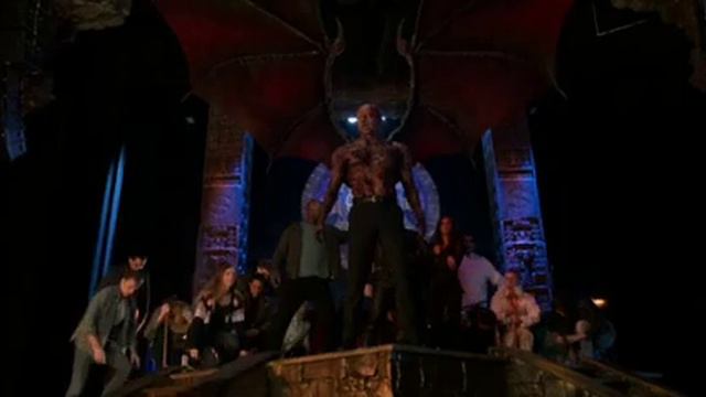 ТОП сцена Я КОРОЛЬ НА КАЛЕНИ ЛЮЦИФЕР смотреть онлайн