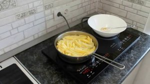 Приготовление жареного картофеля на индукционной плите Kitfort KT 105