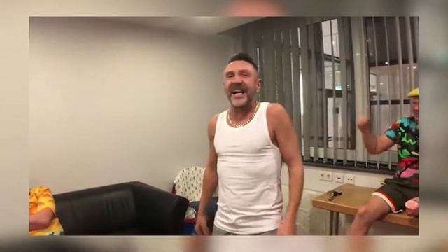 Сергей Шнуров — Возле бара