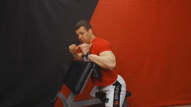 Подъем двух гантелей в лавке Скотта смотреть онлайн