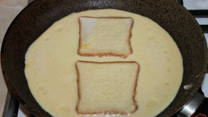 Тосты в яйце с колбасой и сыром