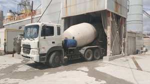 Загрузка миксера бетоном на заводе