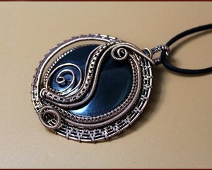 Подвеска из медной проволоки и плоской бусины в технике Wire Wrap своими руками МК