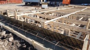 Заливка   ленточного фундамента с подвалом.