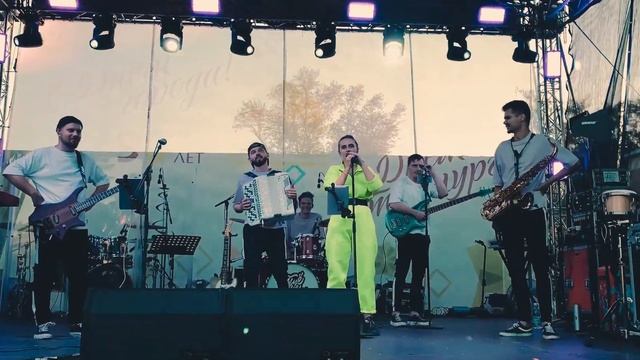 LIVE: Баян, саксофон, женский и мужской вокал — «Ещё не вечер»