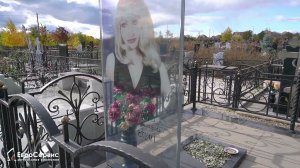 Мемориальный комплекс с памятником из закаленного стекла