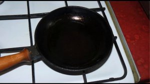 Тушеные куриные сердечки с луком и морковью. На сковороде с подливкой.