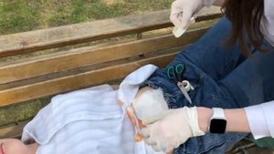 Ролик по оказанию первой помощи при ранении ножом в живот