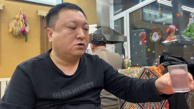 回沈阳车票退了，中午跟哥们吃酱焖杂鱼，晚上烤羊腿，都是老哥们 смотреть онлайн