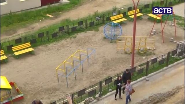 В Южно-Сахалинске во дворе по ул. Горького 20А образовался огромный ров смотреть онлайн