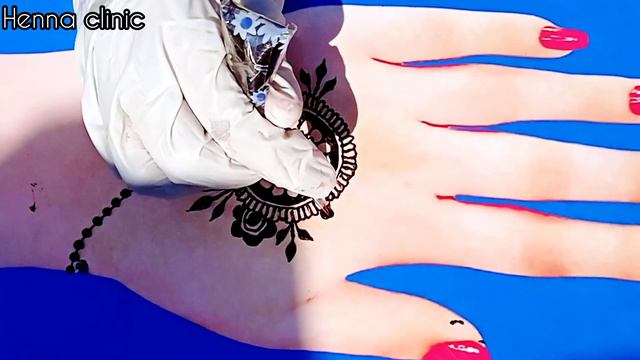 Stylish gol tikki mehndi design || Tikki mehndi design backhand || Gol tikki design || Henna Clinic смотреть онлайн