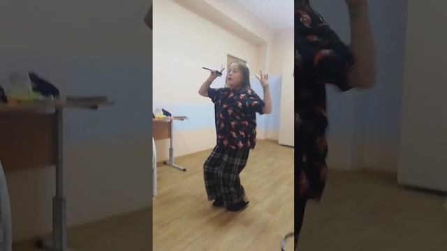 Уютное кафе в исполнении самай популярной девочки ? смотреть онлайн