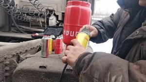 Ирина Иришевская заправляет газовые баллончики для портативных плиток