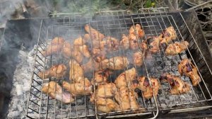 Жаренные крылышки в маринаде: мед, соевый соус, уксус, соль, перец.