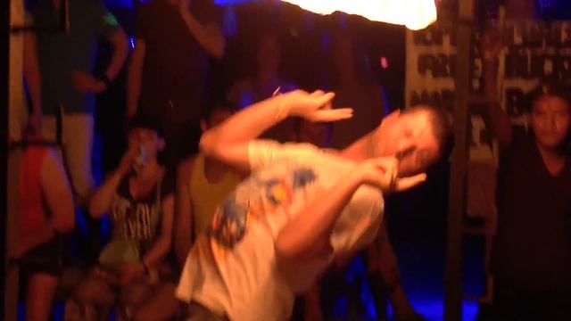 Туристы развлекаются на Фаер шоу, Пхи-Пхи-Дон, Таиланд смотреть онлайн