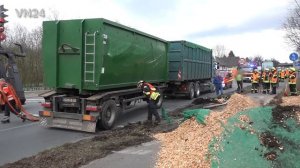 19.02.2020 - VN24 - Rettungs-Bergung in Kamen - Person unter umgekipptem Anhänger vermutet