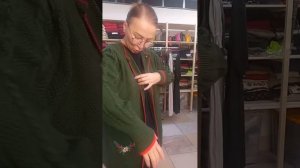 Жилеты, жакеты, кофты, платья, разные материалы и цвета.