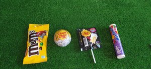 Открываю сладости.