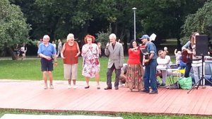 ...К долгожданной гитаре я тихо прильну... Ансамбль пенсии и тряски в парке Ангарские пруды.