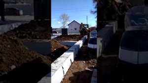 Засыпаем глиной пространство внутри фундамента. Подготавливаемся к заливке плиты под тёплый пол.