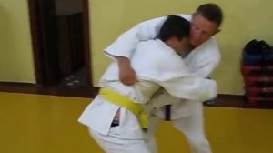 Как освободиться от захвата за пояс и взять самому такой же захват- упражнение.