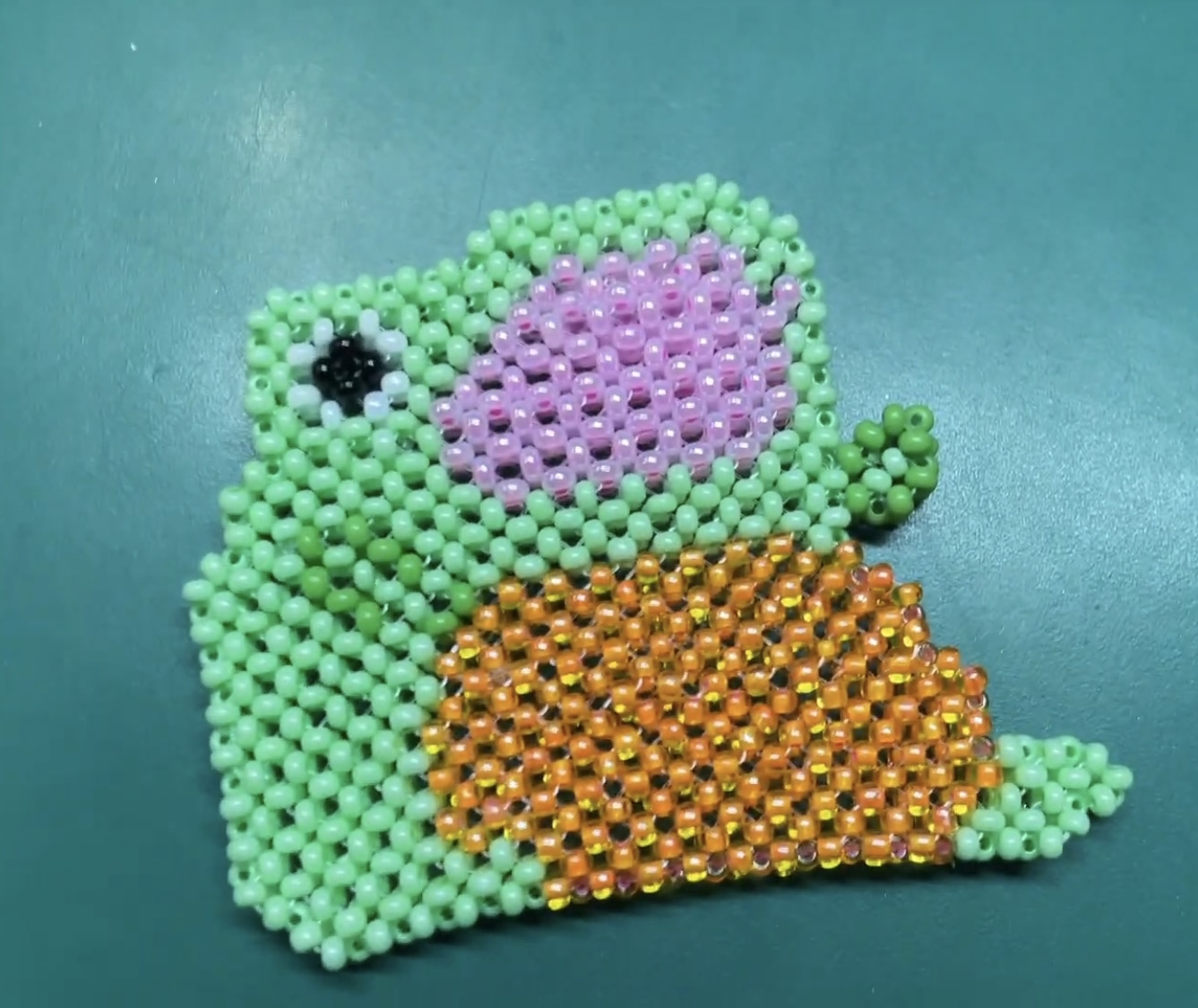 Большая лягушка с открытым ртом из бисера Фигурка в технике крестик смотреть онлайн