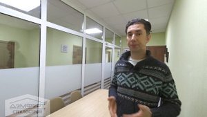 Стеклянная перегородка в алюминиевом каркасе для зонирования офиса в Ижевске