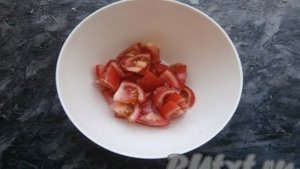 Салат с творожным сыром и помидорами