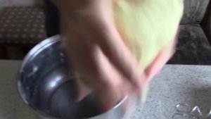 Желтый кукурузный хлеб в мультиварке