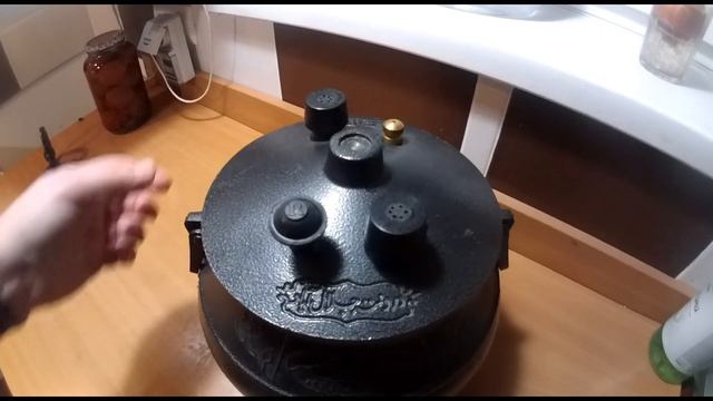 Закрываем тушенку в скороварке!